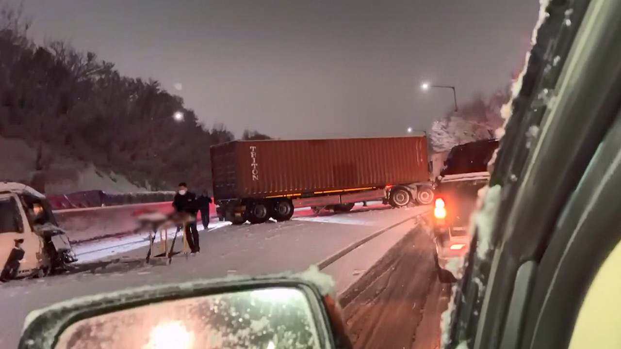 평택제천고속도로 송탄IC서 트레일러 미끄러져‥운전자 숨져