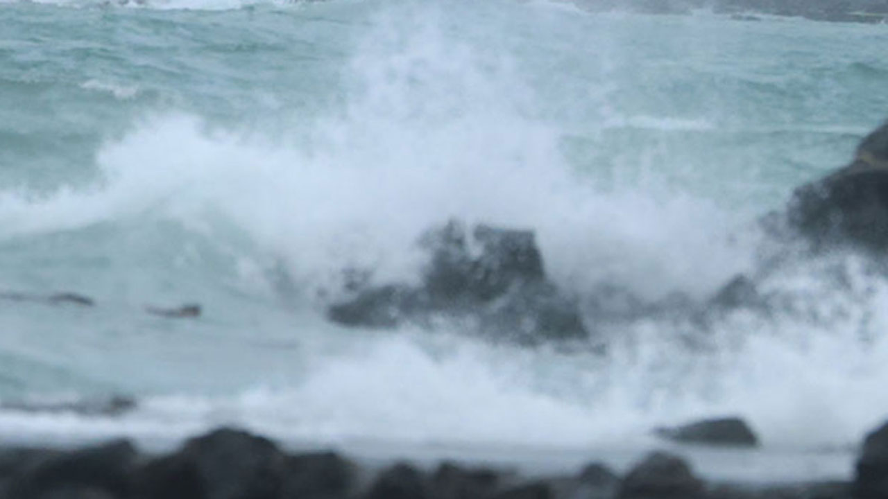 전남 여수 거문도 해상서 대형 어선 전복‥2명 구조