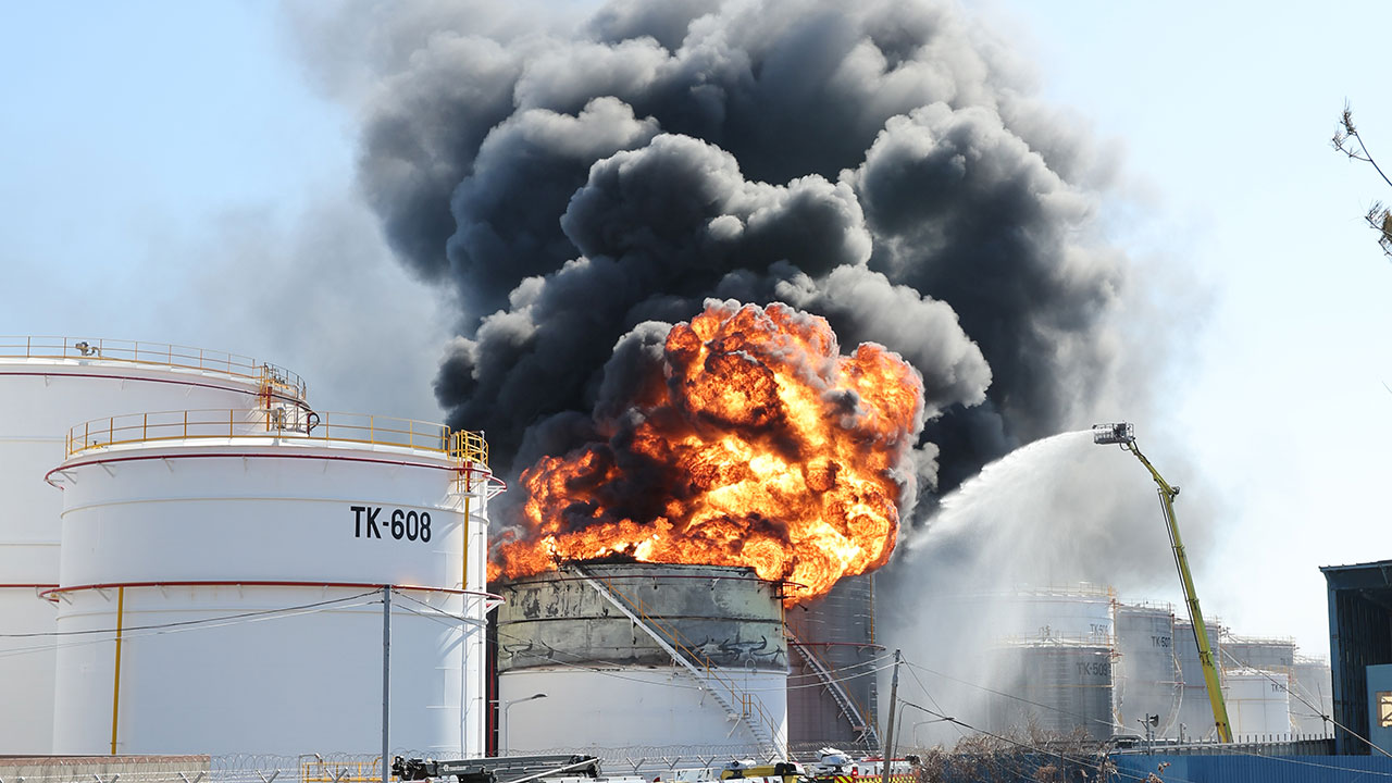 울산 온산공단 유류탱크 폭발‥2명 중상
