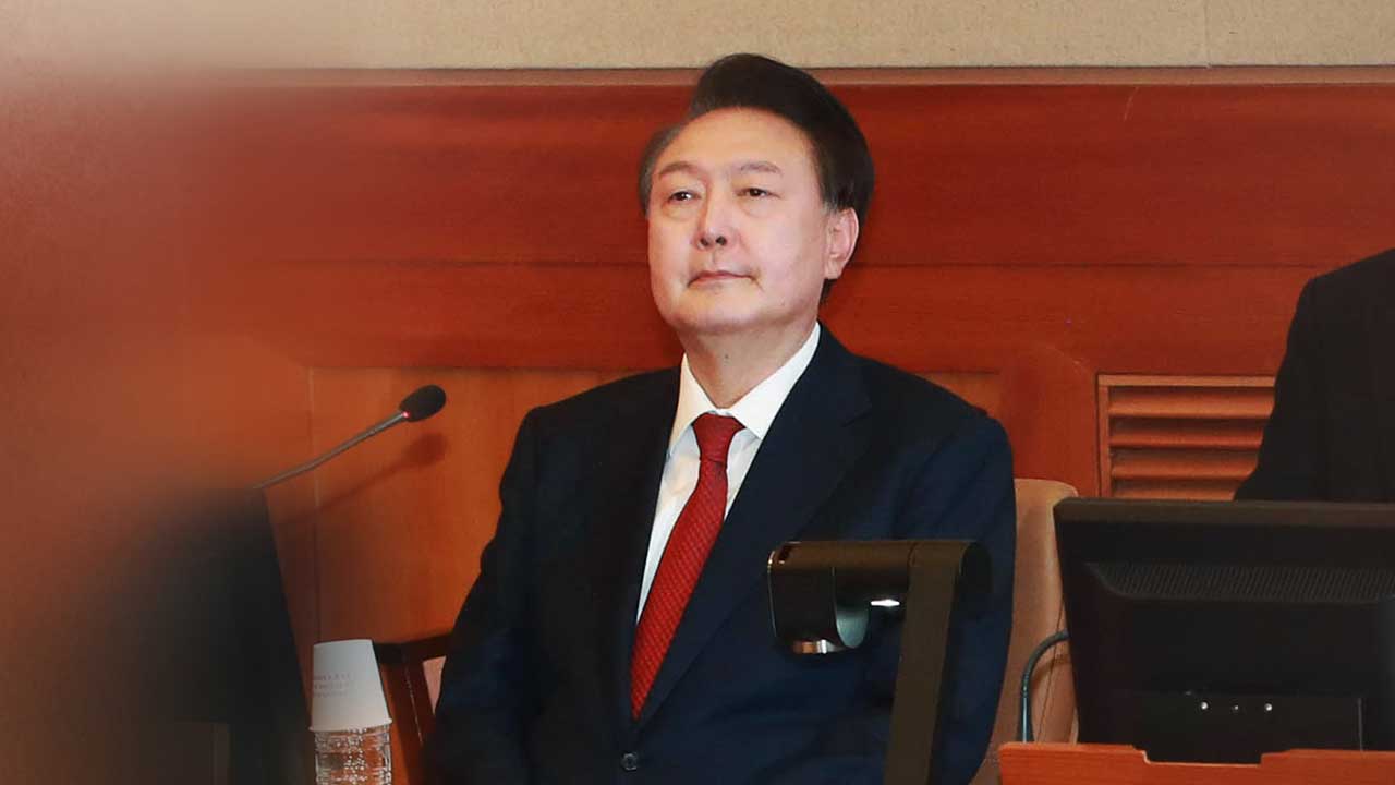 정청래 "탄핵·예산·법안은 국회 권한"‥尹 "계엄은 대통령 권한"