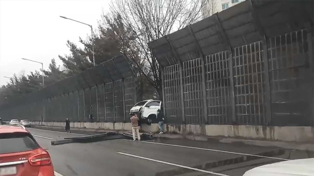 트럭이 차선 넘어 경부고속도로 방음벽 덮쳐‥부상자는 없어