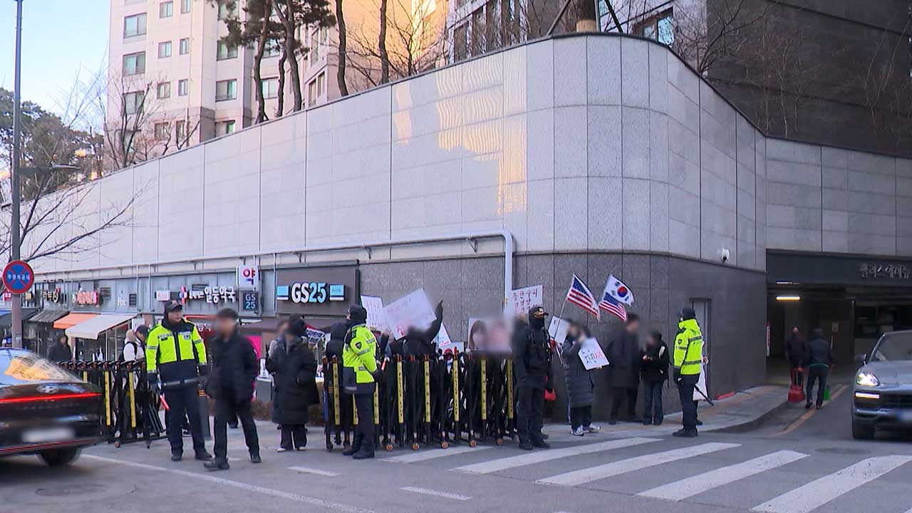 문형배 헌재소장 대행 겨냥한 시위대·황교안, 경찰 고발