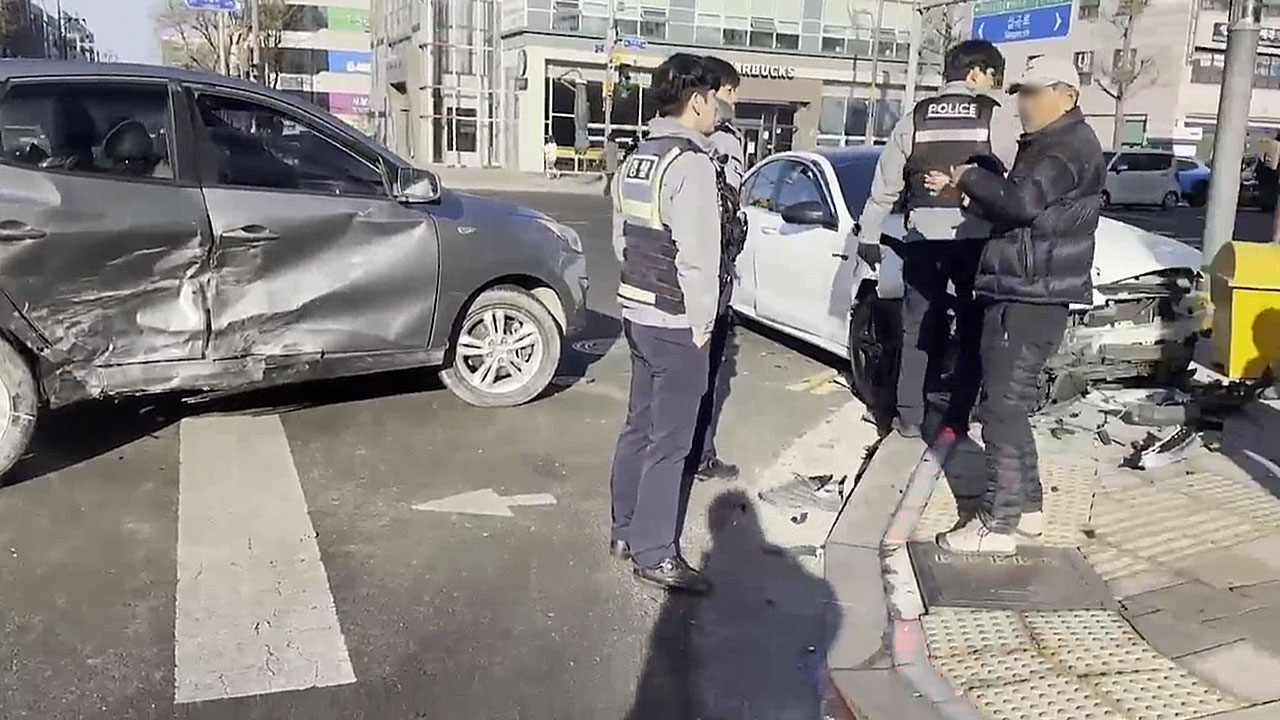 인천 심곡사거리 SUV·승용차 충돌‥1명 경상