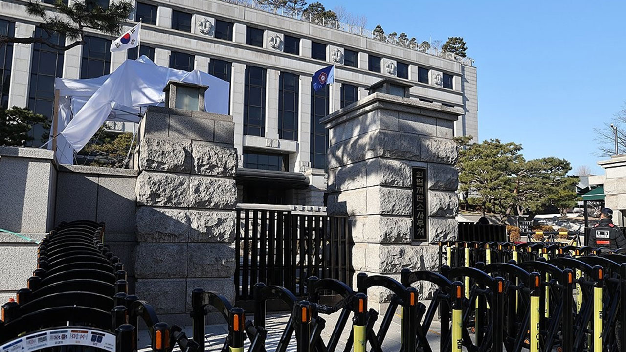 헌재 앞 경찰 바리케이드 부순 40대 남성 현행범 체포