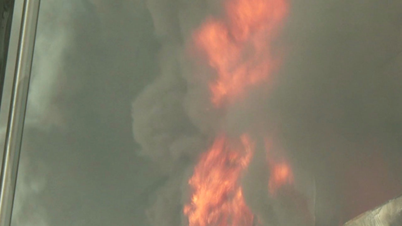 전북 군산 굴착기 부품 생산 공장서 화재‥1명 화상