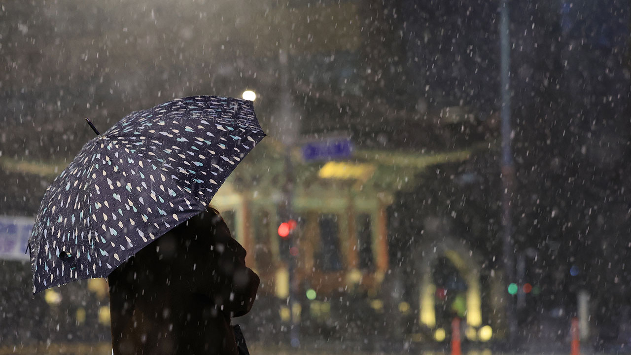 [날씨] 전국 흐리고 곳곳에 비바람‥강원 지역 폭설