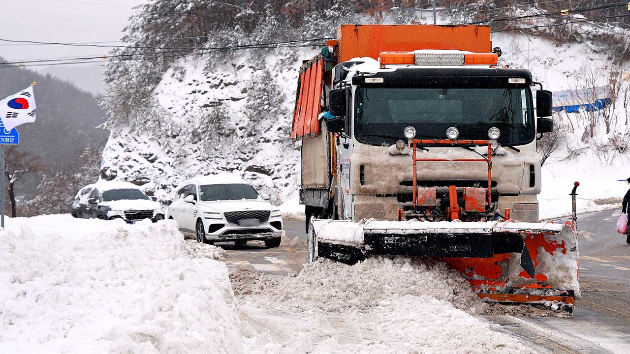 폭설에 전국 여객선·항공기 무더기 결항‥개학도 미뤄져