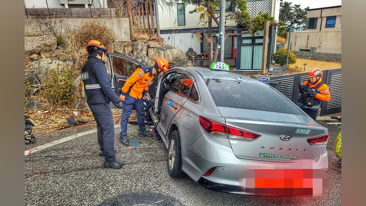 울산서 택시가 담벼락 들이받아 70대 등 3명 사망