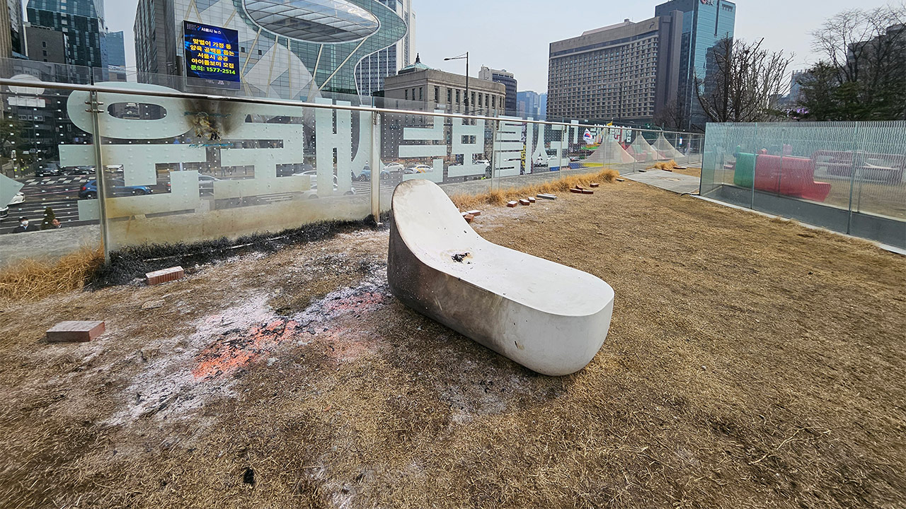 서울도시건축전시관 옥상서 윤 대통령 지지자 분신 시도