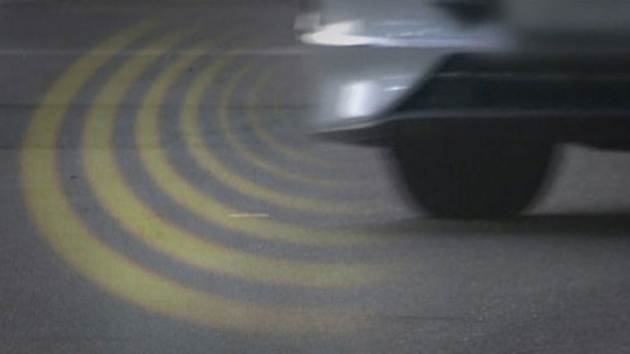 타이어 펑크에 고속도로 갓길 서 있던 60대 트레일러 치어 사망