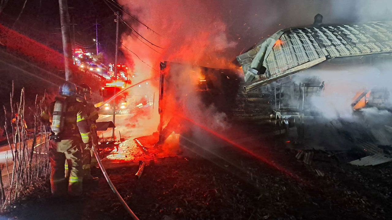 강원 춘천시 사북면 단독주택서 불‥80대 집주인 부상