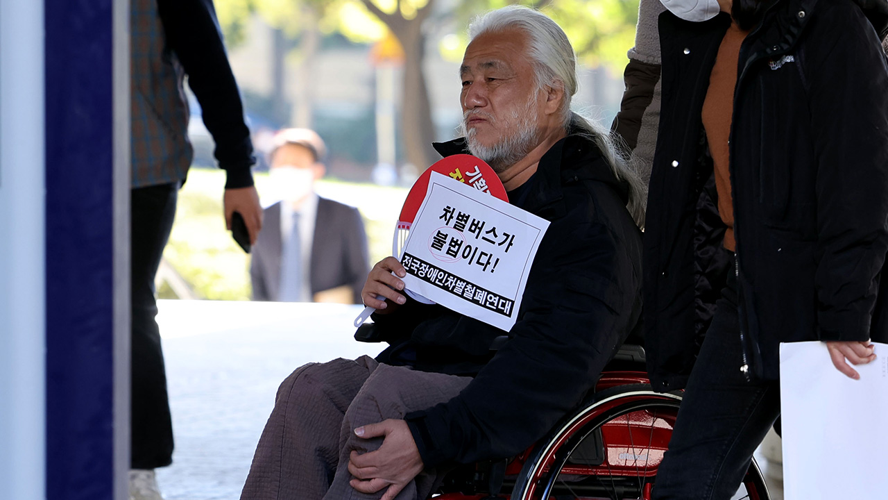 박경석 전장연 대표, '버스운행 방해' 혐의로 징역형 집유 확정