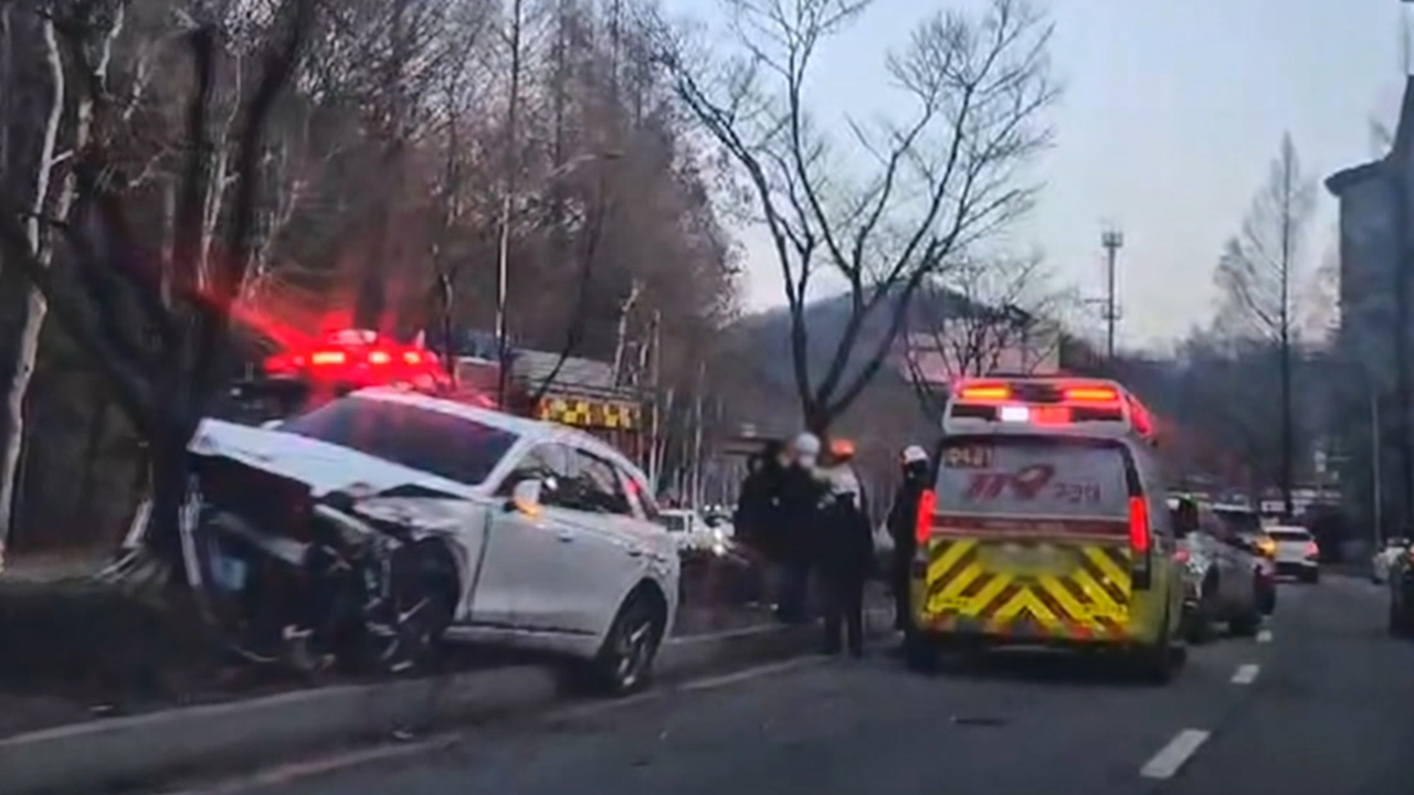 경기 분당서 SUV가 택시와 충돌해 1명 부상‥