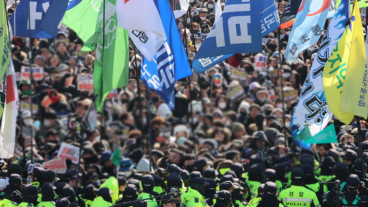 '무전기로 경찰 폭행' 민주노총 조합원, 첫 공판서 혐의 인정