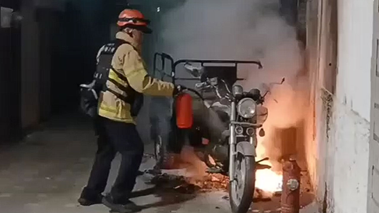 서울 종암동 주택가에 세워진 오토바이서 불‥인명피해 없어