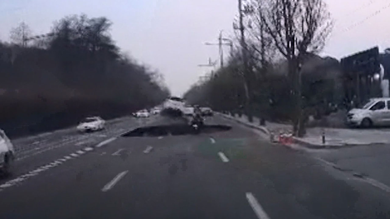 서울 강동구 명일동 대형 땅꺼짐 발생‥1명 매몰 추정