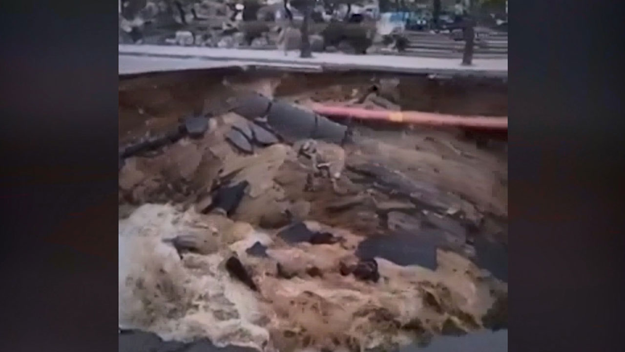 서울 강동구 명일동 대형 땅꺼짐 발생‥1명 매몰 추정