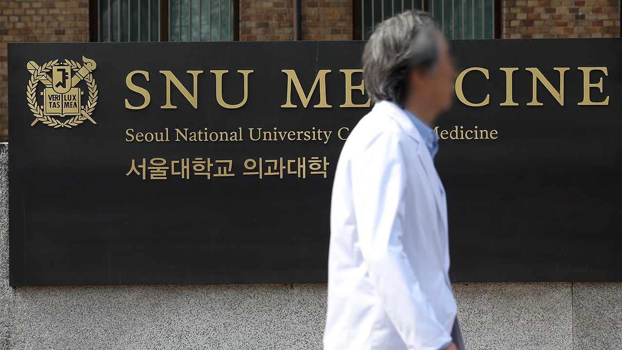 서울대 의대생들, 복귀 하루 앞두고 오늘 밤 '등록 여부' 투표