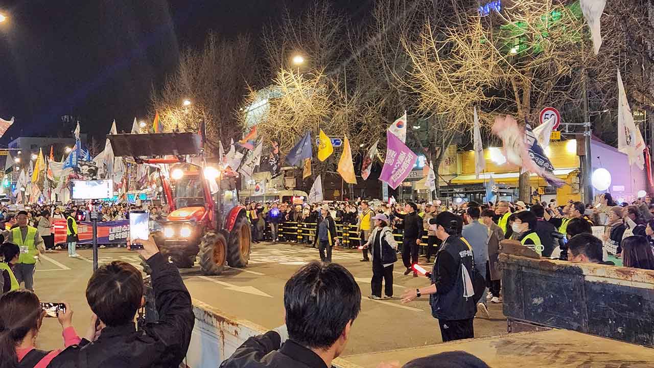 '전농 트랙터 견인' 막아섰다 연행된 시민단체 관계자 석방