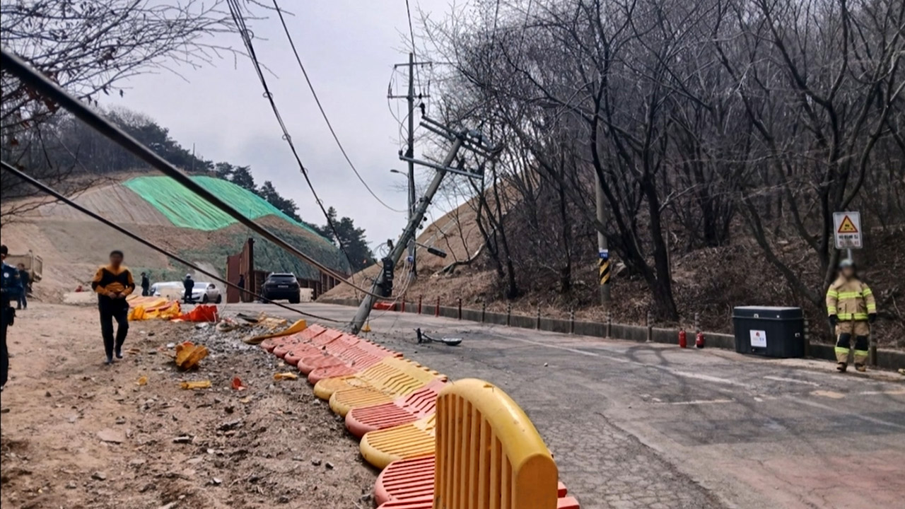 인천서 트럭이 전신주와 충돌해 일대 정전‥2명 부상