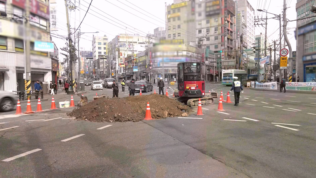 인천 서구 검단사거리역 도로 상수도관 파열‥차량 통제