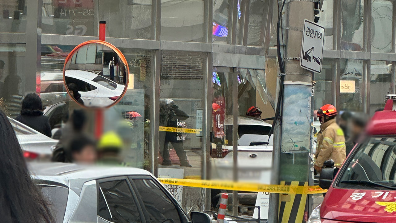 경기 수원서 SUV가 카페로 돌진해‥2명 다쳐