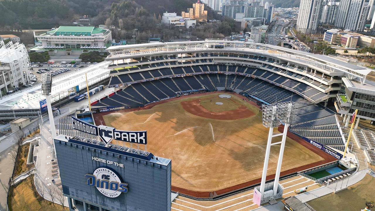 창원 NC파크 구조물 낙하로 관중 2명 부상