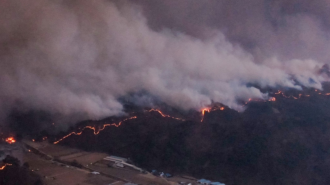 경북 안동 일대 산불 재확산‥중앙선 남안동IC~서안동IC 차단 