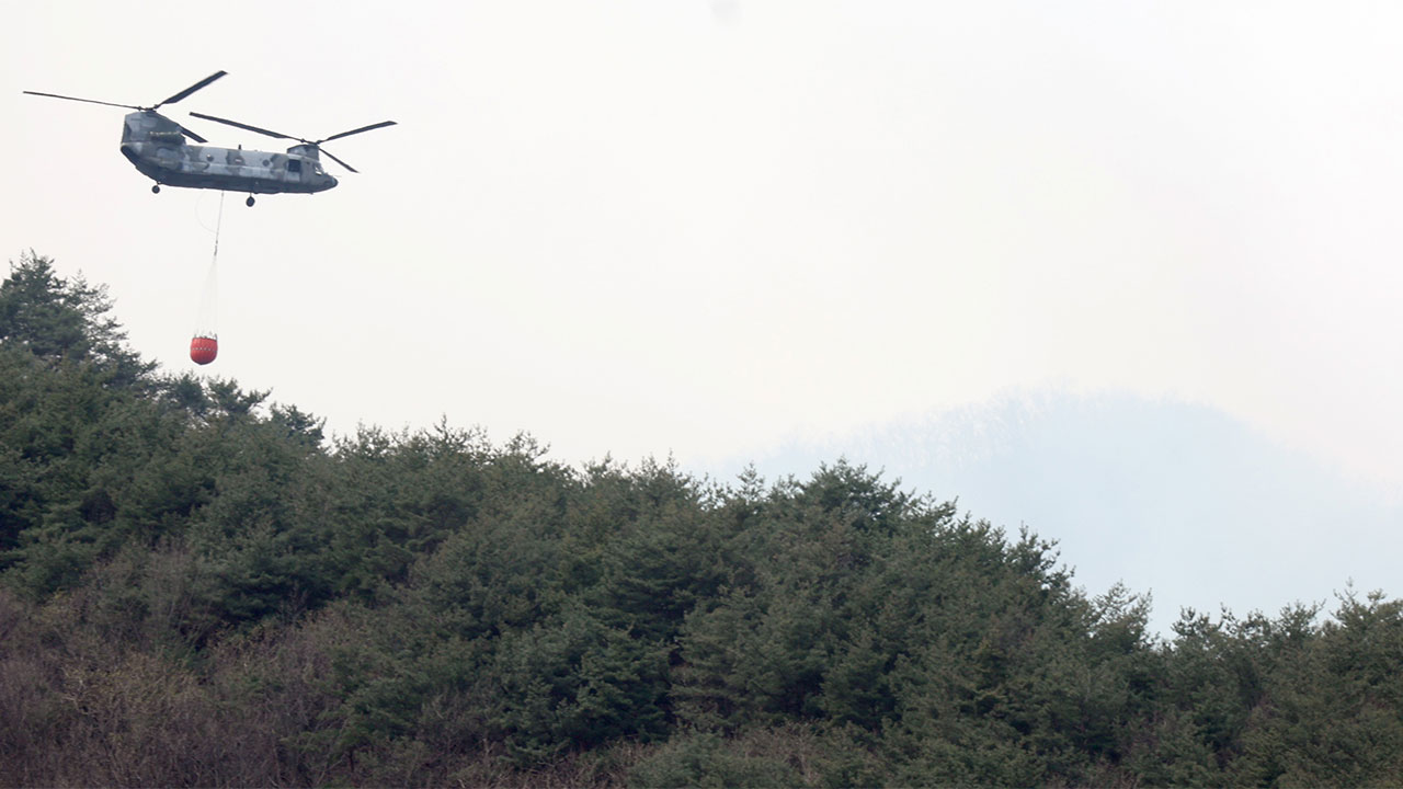 [속보] 경남 산청군, 신촌마을에 대피령‥바람 방향 바뀌며 산불 확산 우려