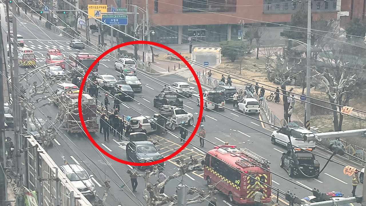 충북 청주 남중삼거리서 차량 4대 추돌‥3명 심정지