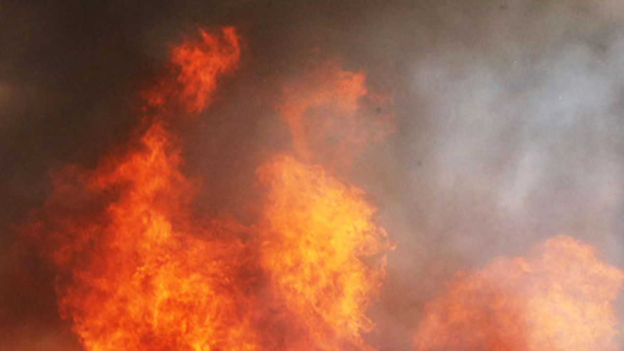 부산 자동차 부품 공장서 불‥낙하물에 소방대원 부상