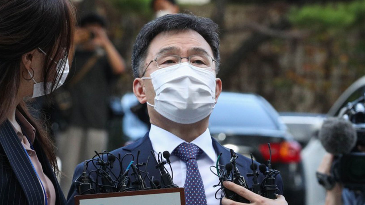 '김만배 돈거래 의혹' 전직 언론인 "검찰, 공소사실 특정해달라"