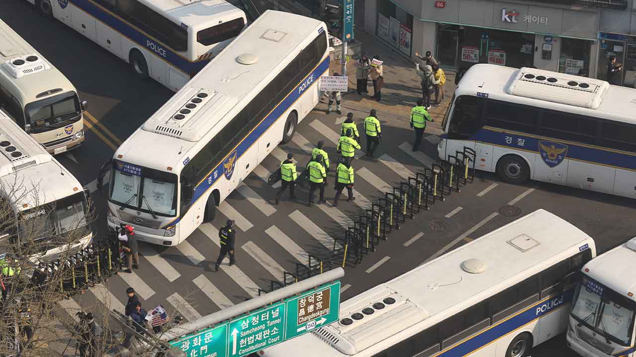 경찰, 헌재 주변 150ｍ '진공상태화' 완료‥시위대 접근 차단