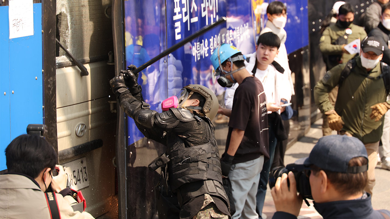 헌법재판소 앞 경찰버스 곤봉으로 파손한 남성 현행범 체포