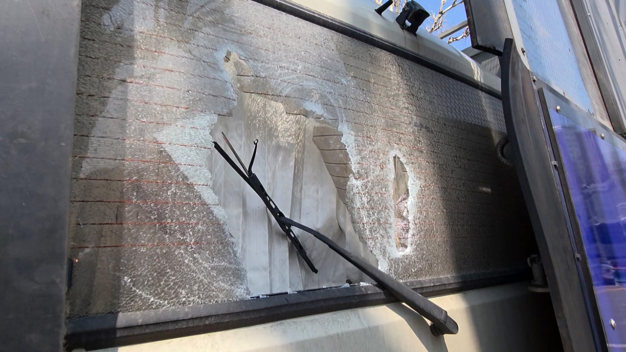 헌법재판소 앞 경찰버스 곤봉으로 파손한 남성 현행범 체포