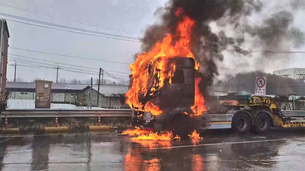 구리남양주 톨게이트 앞 화물차에 불‥15분 만에 진화