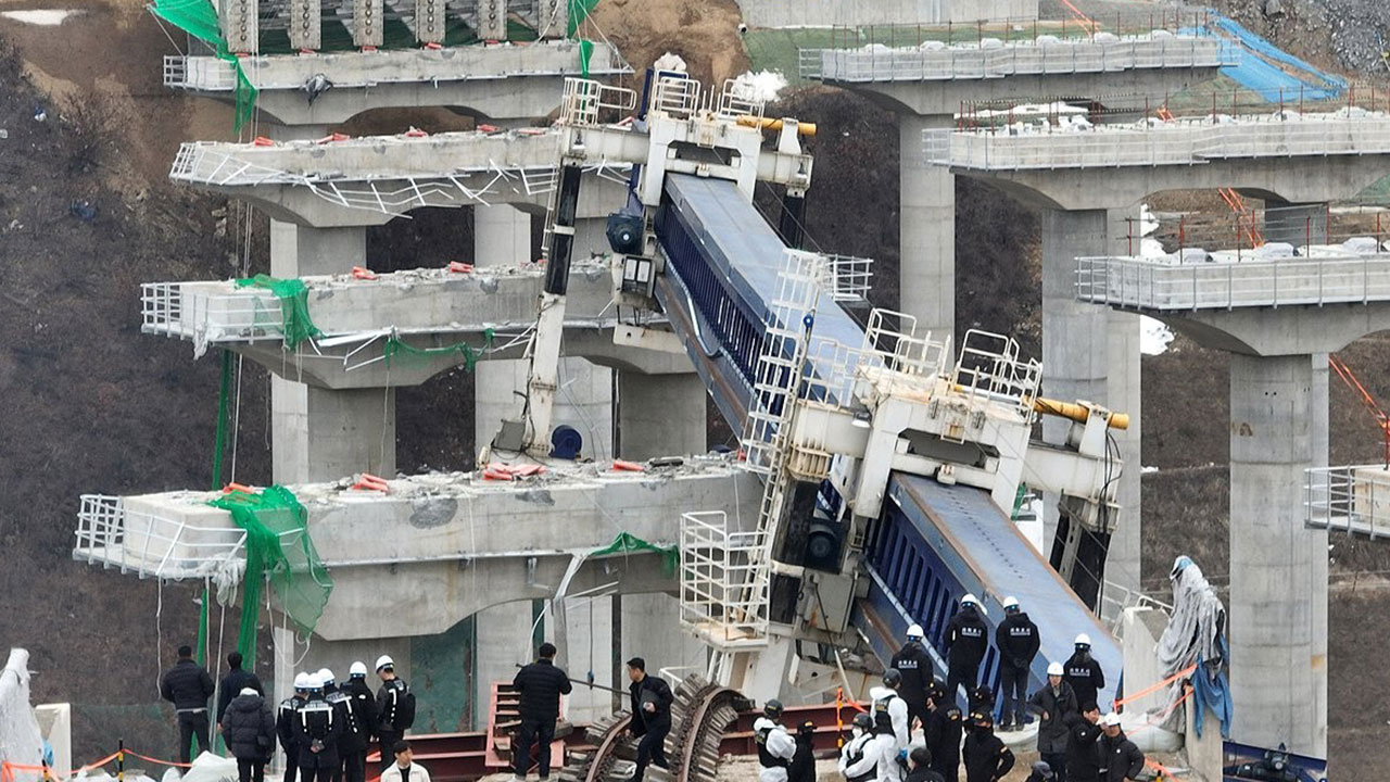 "서울세종고속도로 붕괴 사고, '전진형 장비' 후진하다 발생"