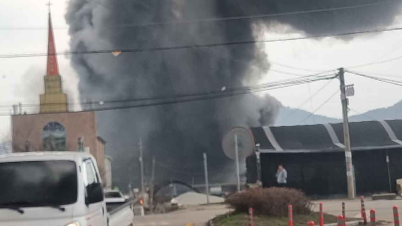 경기 포천시 공장에서 불‥1시간 만에 큰 불길 잡혀