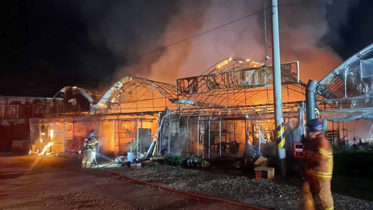 경기 광명 화훼 비닐하우스서 불‥비닐하우스 4동 전소