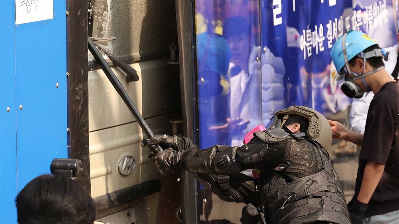 윤 전 대통령 파면에 경찰버스 파손한 30대 남성 구속 송치