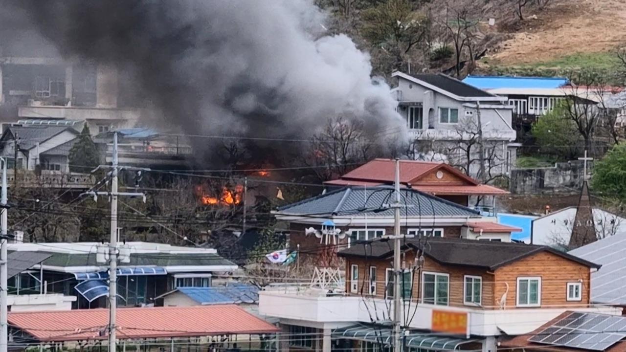 충북 옥천군 단독주택서 불‥2명 대피