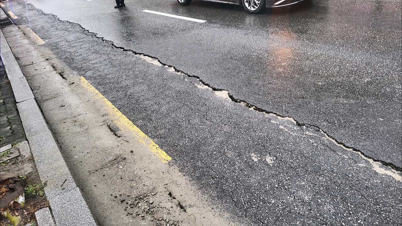 서울 관악구 재개발지역 인근 도로 균열로 교통 통제 중