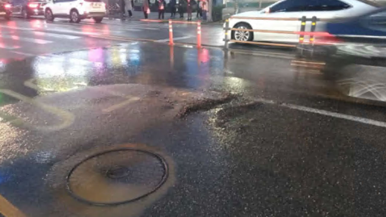 경기 광명사거리서 상수도 누수‥도로 교통 통제