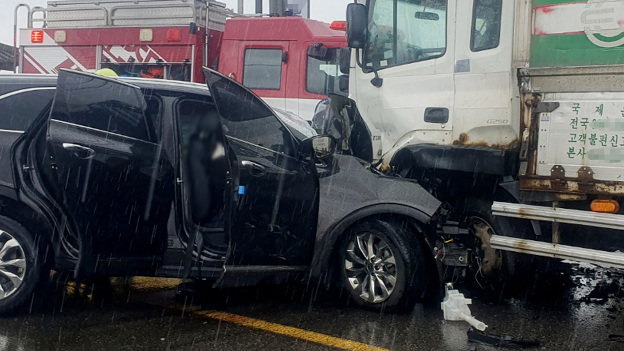 인천서 SUV 차량이 중앙선 넘어 화물차와 충돌‥1명 사망·3명 중상