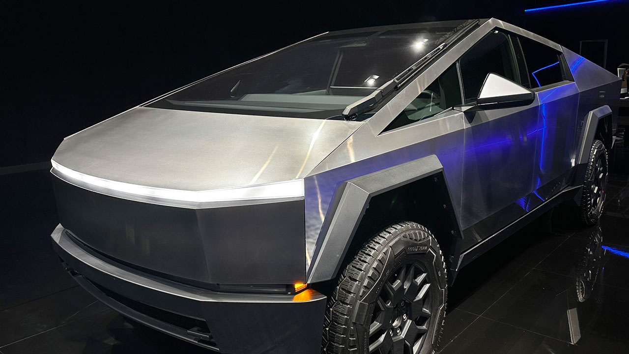 테슬라 사이버트럭에 발길질‥경찰 용의자 추적