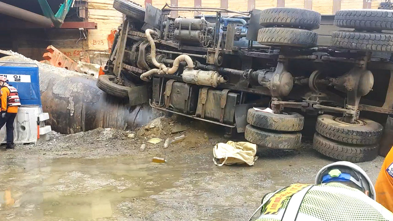 서울 강남 공사장에서 물탱크차 추락‥60대 운전자 다쳐