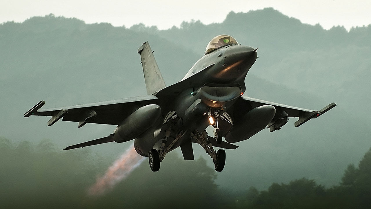 야간 훈련하던 공군 항공기서 부품·연료탱크 추락‥공군 조사 착수