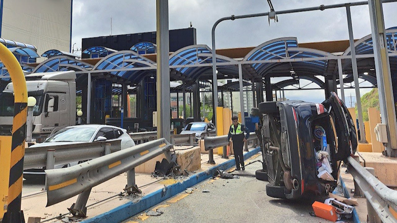 부산 사상구 백양터널서 승용차 전도‥보호난간 들이받아