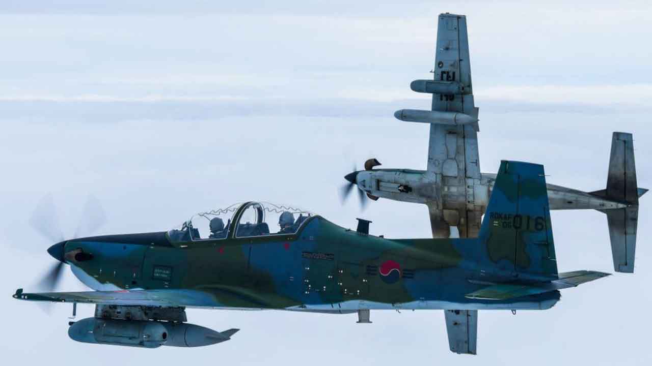 공군 "KA-1 낙하물 중 기총포드 수거‥연료통 탐색 내일 지속"