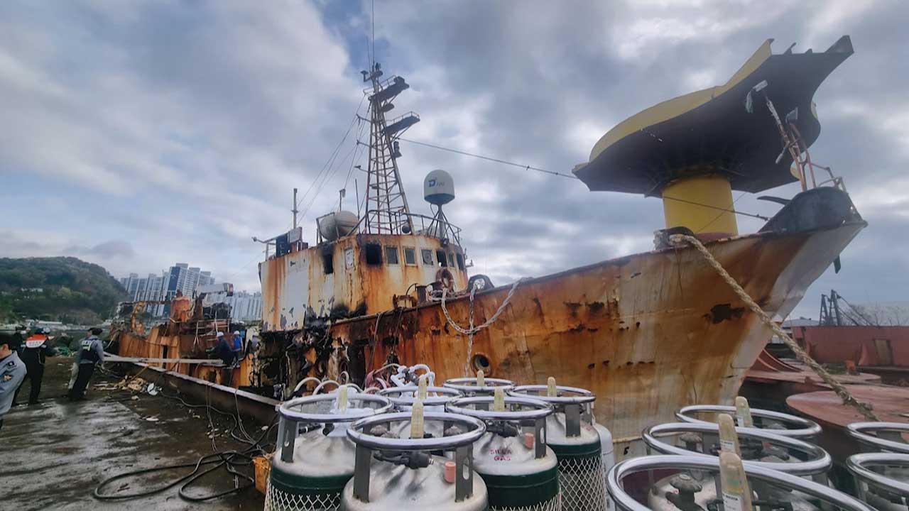 부산 사하구 조선소 폐선박에서 화재‥작업자 2명 화상으로 병원 이송